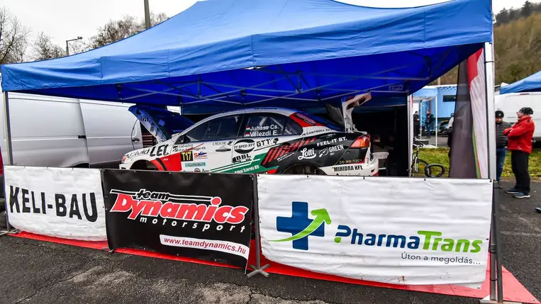 Eszti és Csabi végre versenyautóban… - A tavasz raliautóban találta a miskolci ralipárost. Fotók: Hajóka SportFotó