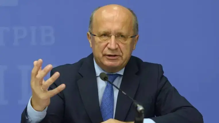 Andrius Kubilius, az Európai Bizottság védelemért és űrkutatásért felelős litván tagja ismerteti a bizottságnak az európai védelemmel kapcsolatos Fehér Könyvét Brüsszelben 2025. március 19-én. MTI/EPA/Olivier Hoslet