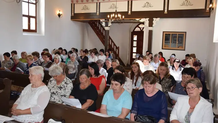 Anyák napi csendesdélután Nagyberegen - Anya a kereszt alatt. Fotó: Kárpátinfó/ Kovács Erzsébet