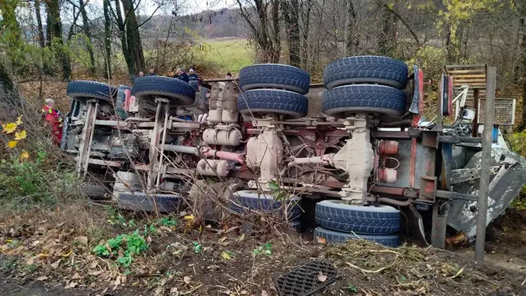 Árokba hajtott egy betonkeverő teherautó Gát végén. Fotó: DSZNSZ