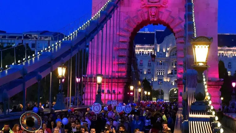 Az Egészség Hídja Összefogás a Mellrák Ellen és a MentsManust! – Movember Magyarország közös akciójának résztvevői a rózsaszín és kék színekkel megvilágított fővárosi Lánchídon 2017. október 1-jén. (Fotó: MTI/Máthé Zoltán)