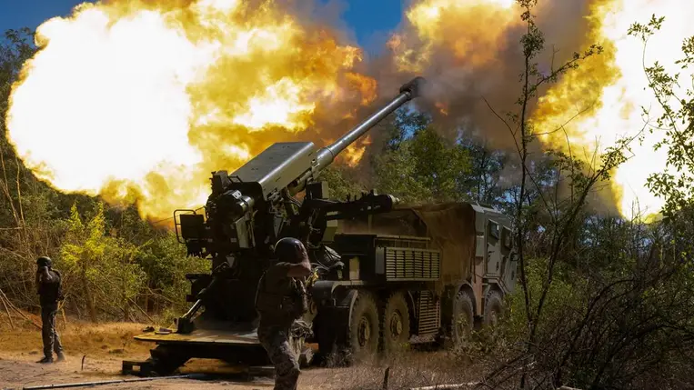 Az ukrán 44. önálló tüzérdandár katonái 2SZ22 Bohdana ukrán 155 mm-es önjáró löveggel tüzelnek az orosz állásokra a délkelet-ukrajnai Zaporizzsjai területen 2025. augusztus 20-án (Fotó: MTI/EPA)