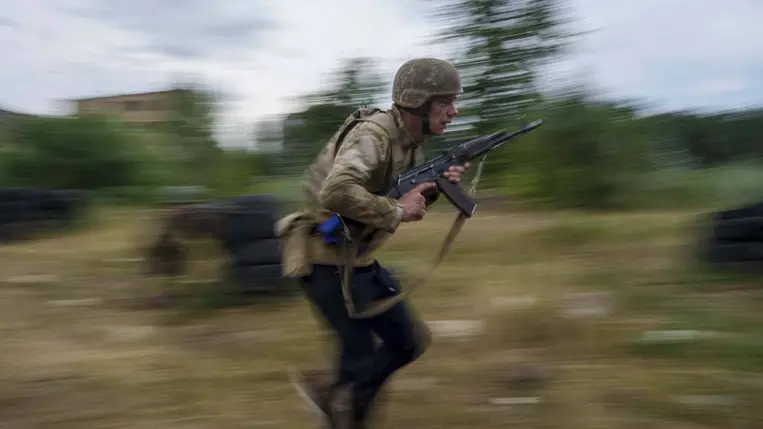 Az ukrán hadsereg újonca kiképzésen a Kijevi területen 2025. július 16-án, az Ukrajna elleni orosz háború alatt. MTI/AP/Jevhen Maloletka