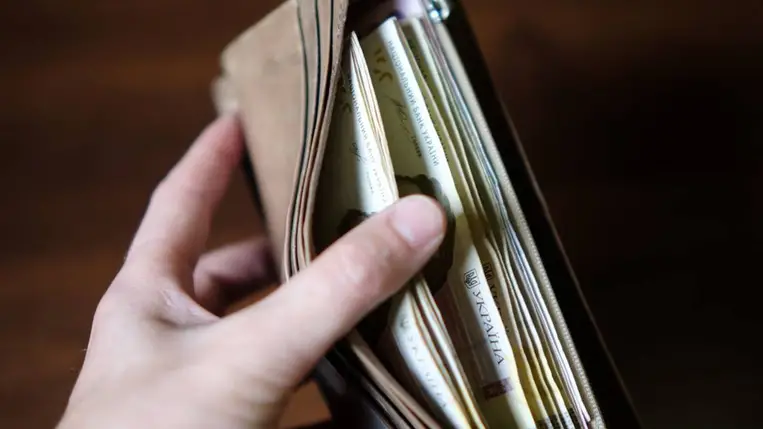 Az ukrán kormány szerint a bérek emelkedésének hátterében a munkaerőhiány, a migráció és a fokozódó gazdasági aktivitás áll. Fotó: RBC.ua