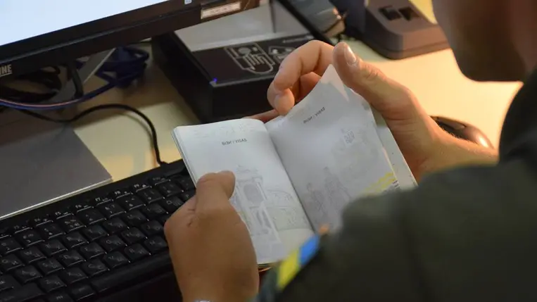 A Csapi Határőregység munkatársai a Csap (Druzsba) vasúti átkelőnél tartóztatott fel egy 22 éves ungvári járási nőt, akit lopással gyanúsítanak. A gyanúsítottat átadták a rendőrségnek. Fotó: Ukrán Állami Határőrszolgálat