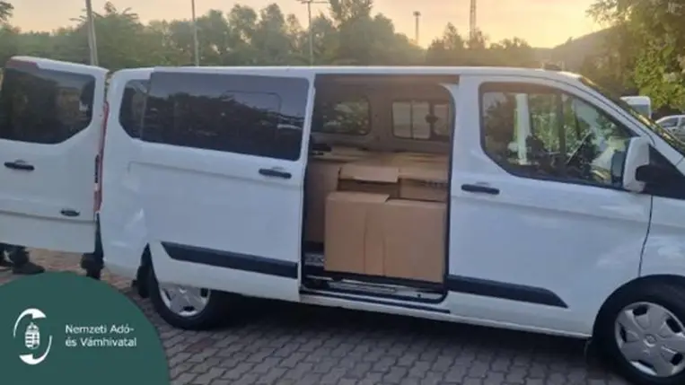 Nem úszta meg a lebukást az az ukrán sofőr, akit több mint 67 millió forintnyi csempészcigarettával csíptek nyakon a Nemzeti Adó- és Vámhivatal (NAV) Bevetési Igazgatóságának pénzügyőrei. Fotó: NAV