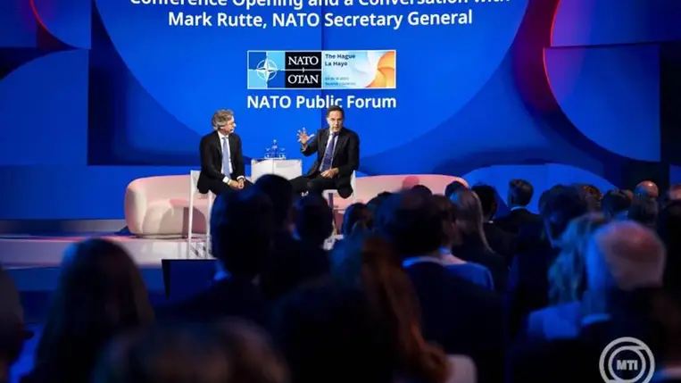  Benedikt Franke, a Müncheni Biztonsági Konferencia (MSC) alelnöke és ügyvezető igazgatója (b) és Mark Rutte NATO-főtitkár nyilvános fórumot tart a NATO kétnapos csúcsértekezletének kezdetén. 2025. június 24-én. MTI/EPA/ANP/Iris Van Den Broek
