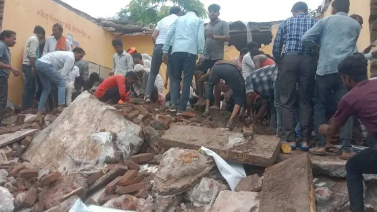 Beomlott egy iskola teteje Indiában – több gyermek életét vesztette, sokan a romok alatt rekedtek. Kiemelt kép forrása: X
