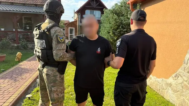 A beregszászi rendőrök őrizetbe vettek egy balazséri férfit, aki metamfetamint terjesztett. A házkutatás során drogot, pénzt, telefonokat és egy autót is lefoglaltak. Fotó: Ukrán Nemzeti Rendőrség