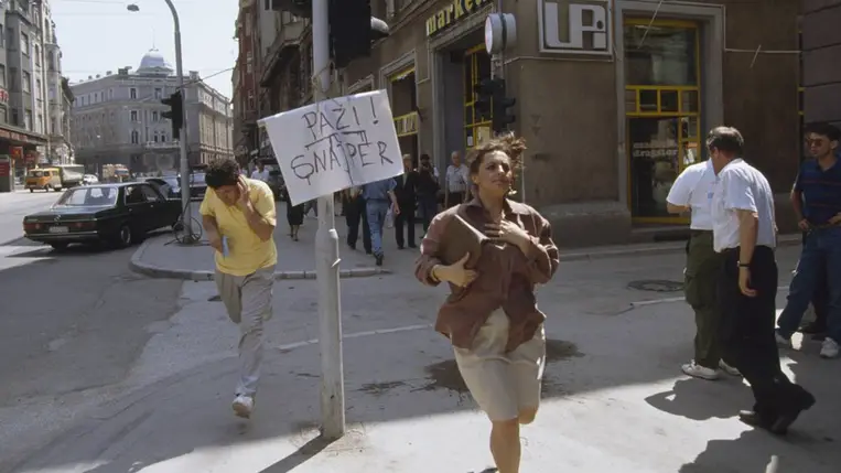 Boszniai civilek menekülnek a mesterlövész lövései elől Szarajevó utcáin 1992-ben. Fotó: Patrick Robert – Corbis / Getty Images