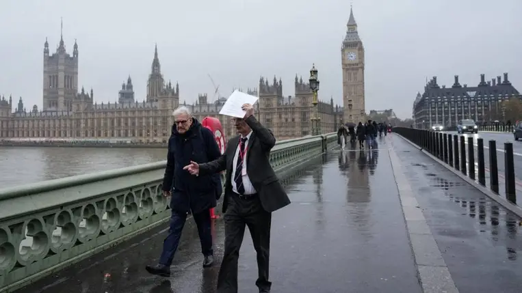A brit főváros, London a Claudia vihar idején, 2025. november 14-én (Fotó: AFP/Carlos Jasso)