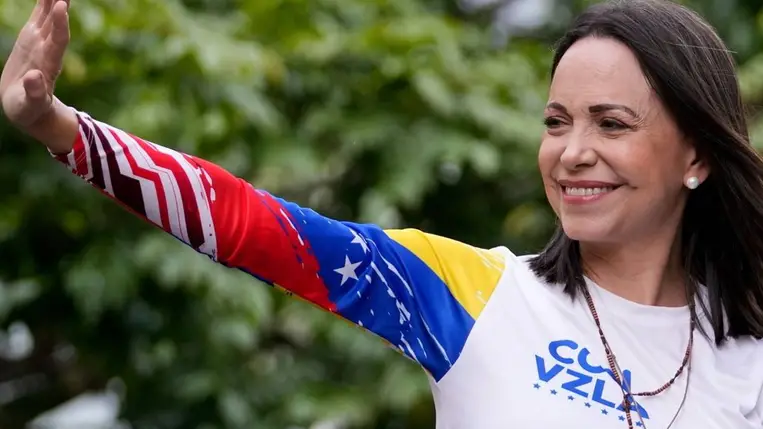 Caracasban készített kép María Corina Machado venezuelai ellenzéki vezetőről, aki 2025. október 10-én megkapta az idei Nobel-békedíjat (Fotó: MTI/AP/Matias Delacroix)