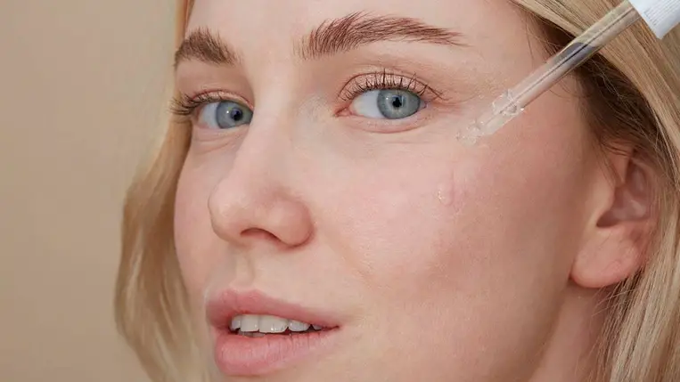 Csökkenti a gyulladást, szabályozza a faggyútermelést