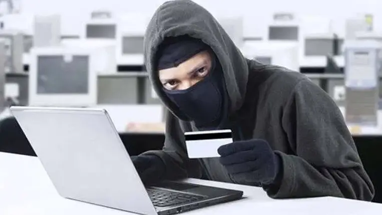 Csalók hamis üzeneteket küldenek az adóhivatal nevében