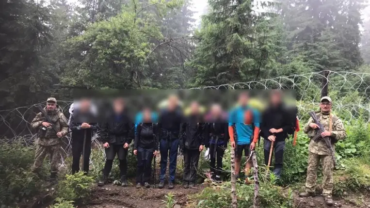 A Munkácsi Határőregység katonái nyolc cseh turistát tartóztattak fel, akik véletlenül Ukrajnába léptek a román határnál. A csoportot visszaküldték Romániába. Fotó: Ukrán Állami Határőrszolgálat