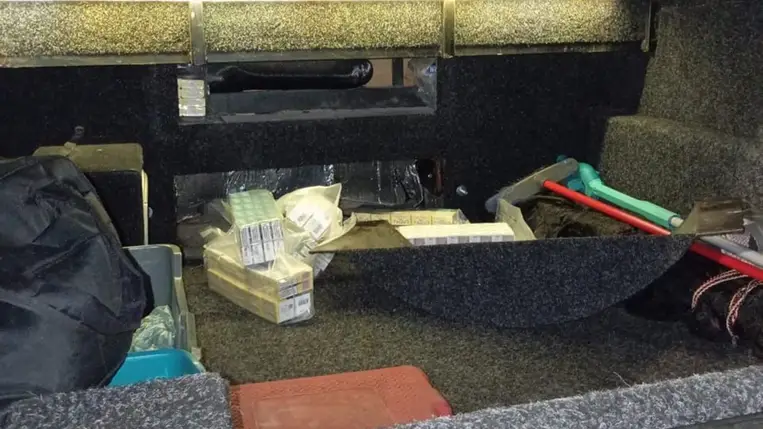 A nevetlenfalui határátkelőhelyen 250 doboz cigarettát találtak egy mikrobusz padlózatába rejtve. Fotó: Ukrán Állami Határőrszolgálat