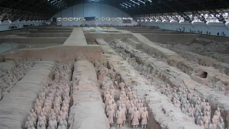 Csin Si Huang-ti, az első kínai császár sírját őrző agyaghadsereg a Xi’an Múzeumban. A régészeti csoda 1987 óta az UNESCO világörökségi listáján is szerepel (Kép forrása: Wikipédia)