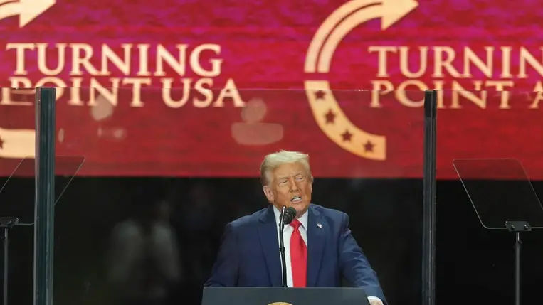 Donald Trump amerikai elnök beszédet mond a merénylet áldozatává vált Charlie Kirk amerikai konzervatív politikai aktivista gyászszertartásán az arizonai Glendale város State Farm Stadionjában 2025. szeptember 21-én. MTI/AP/Ross D. Franklin.