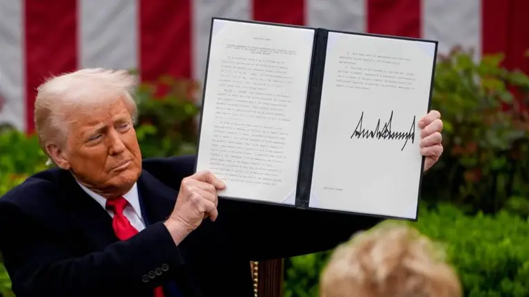 Donald Trump amerikai elnök felmutatja az amerikai kereskedelmi partnerekkel szembeni új, viszonossági vámokat bevezetõ rendeletet a washingtoni Fehér Ház Rózsakertjében 2025. április 2-án (Fotó: MTI/EPA/Bloomberg pool/Kent Nishimura)