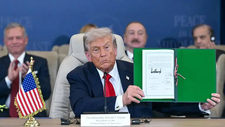 Donald Trump az egyiptomi Sarm-es-Sejkben rendezett közel-keleti békemegállapodásról szóló tűzszüneti megállapodás aláírása után 2025. október 13-án (Fotó: AUL LOEB / AFP))