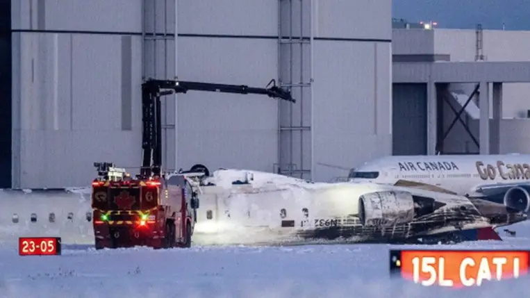 Mentőegység a Delta Airlines amerikai légitársaság felborult utasszállító repülőgépénél a torontói Pearson Nemzetközi Repülőtéren 2025. február 17-én (Fotó: MTI/EPA/Eduardo Lima)
