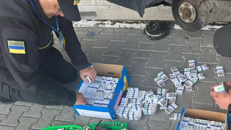 Egy 41 éves kárpátaljai cigarettacsempész bukott le 230 doboz cigarettával a nevetlenfalui határátkelőnél. Az autót és a dohányterméket lefoglalták. Fotó: Ukrán Állami Határőrszolgálat