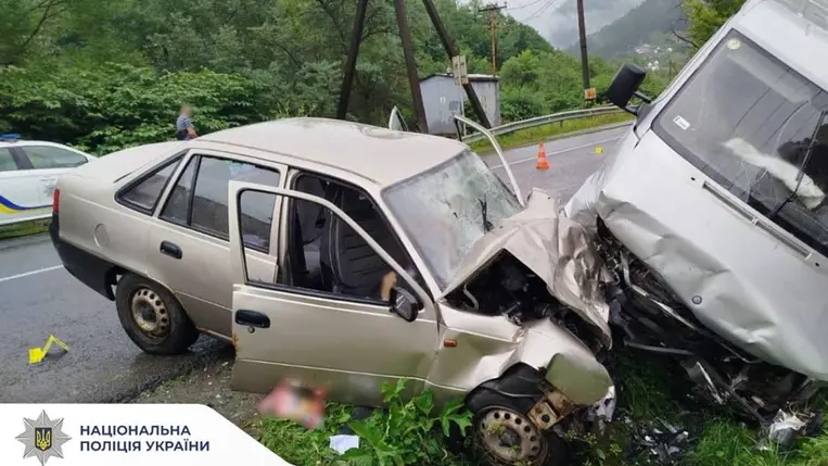 Egy 61 éves nő életét vesztette, három utasa megsérült egy közlekedési balesetben Kosztilivkánál, Rahó közelében. A sofőrt őrizetbe vették. Fotó: Ukrán Nemzeti Rendőrség
