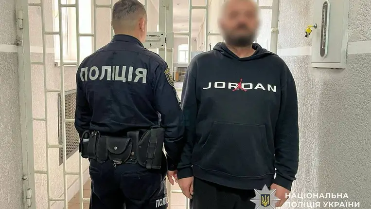 Egy ittas férfi veszekedés közben mellkason szúrta saját fiát Lohovóban (Beregszőlős, Kárpátalja). Fotó: Ukrán Nemzeti Rendőrség