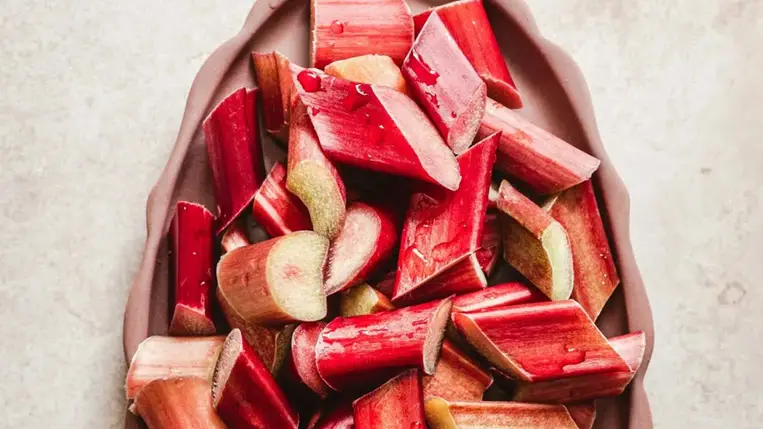 Egyik része mérgező, a másik extrém egészséges: így edd a rebarbarát 