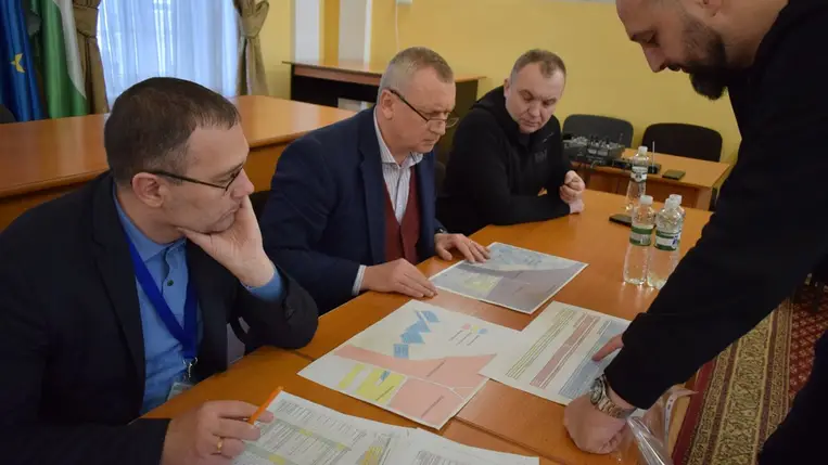 Beregszászban az M–24 autóút, illetve a beregszászi elkerülőút építésével kapcsolatos földügyi kérdések rendezéséről tanácskoztak. Fotó: Babják Zoltán/Facebook