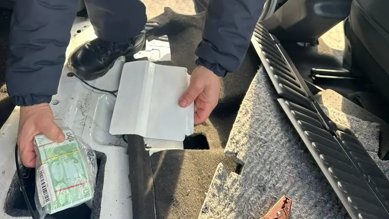 A kárpátaljai vámosok egy Renault márkájú gépkocsiban elrejtve 30 ezer euró készpénzt találtak.  Fotó: Kárpátaljai Vámhivatal