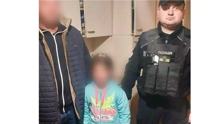 A nagyszőlősi rendőrök hazavittek egy 9 éves benei kislányt, aki eltévedt Újlak (Vilok) községben. Fotó: Nemzeti Rendőrség