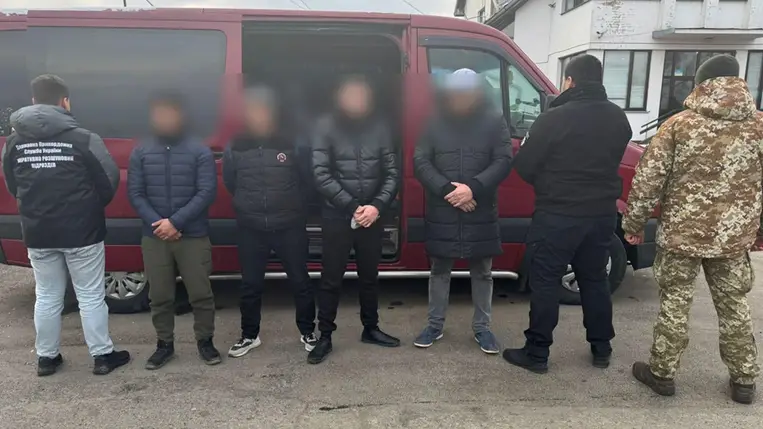 Határőrség: három „potyautas” egy mikrobuszban a magyar határon. Fotó: Ukrán Állami Határőrszolgálat