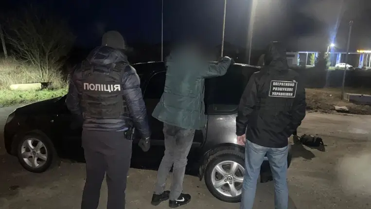 Katonai egyenruhát használt az ellenőrző pontokon való áthaladáshoz: kárpátaljai férfit gyanúsítanak egy férfi határátkelésének megszervezésével. Fotó: Nemzeti Rendőrség