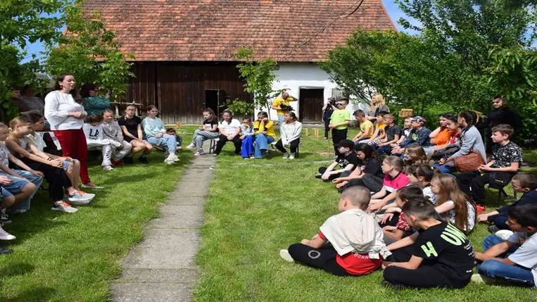 Évadzáró pünkösdölés a Nagyberegi Tájházban - Lángnyelv, galamb, zöldág és pünkösdi rózsa. Fotó: Kárpátinfó/ Kovács Erzsébet