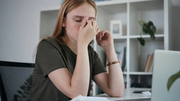 Ezért fáj esténként a fejed: meglepő ok állhat a háttérben