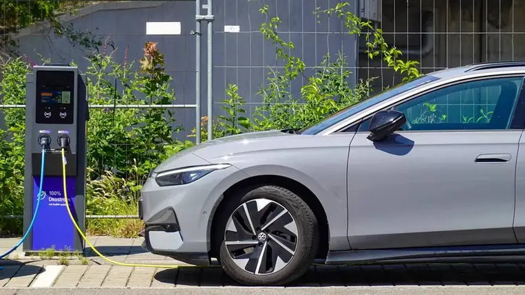 Ezért lesznek sokan rosszul az elektromos autókban 