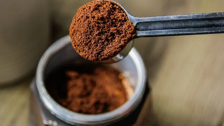 Ezt az egy dolgot keverd az őrölt kávéhoz: látványosan csodát tesz a bőrrel