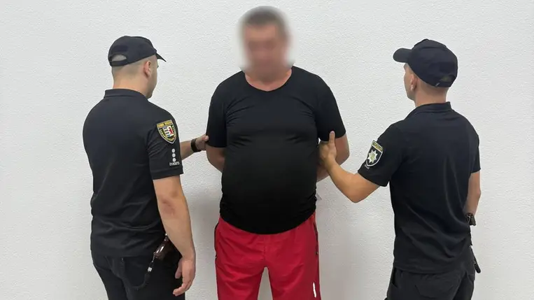 A Kárpátaljai Rendőrség tájékoztatása szerint egy 44 éves férfi vadászpuskával nyitott tüzet két rendőrre a Técsői járásban. Emberölési kísérlet miatt letartóztatták. Fotó: Ukrán Nemzeti Rendőrség