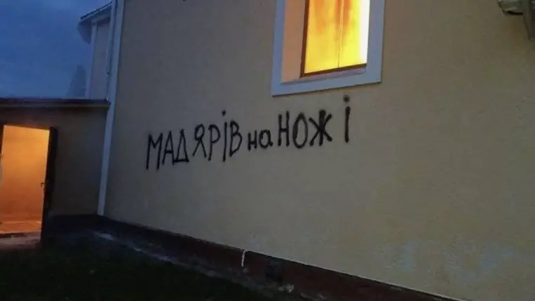 Egy ismeretlen tettes felgyújtotta a palágykomoróci templom bejáratát és gyűlöletkeltő feliratot hagyott. A rendőrség nyomoz. Fotó: facebook.com/orbanviktor