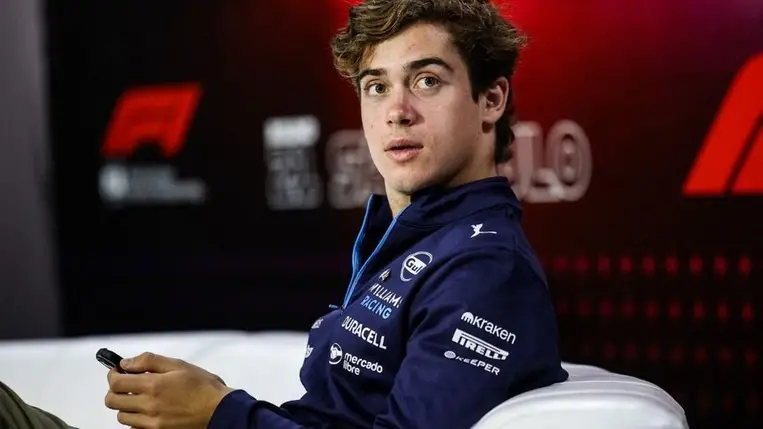 Mégis maradhat a Forma-1-ben a kirúgott pilóta