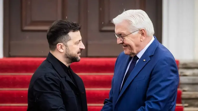Frank-Walter Steinmeier német elnök (j) és Volodimir Zelenszkij ukrán elnök (Fotó: MTI/EPA/Christoph Soeder)