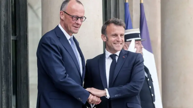 Friedrich Merz új német kancellárt (b) fogadja Emmanuel Macron francia elnök a párizsi államfői rezidencián, az Élysée-palotában 2025. május 7-én (Fotó: MTI/EPA/Teresa Suárez)