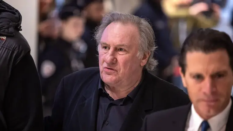 Gérard Depardieu francia színész és ügyvédje, Jeremie Assous érkezik egy párizsi bíróságra 2025. március 26-án (Fotó: MTI/EPA/Christophe Petit Tesson)
