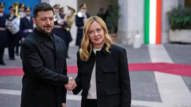 Giorgia Meloni olasz kormányfő (j) Volodimir Zelenszkij ukrán elnököt fogadja a római kormányfői hivatal, a Chigi-palota udvarán 2025. december 9-én. MTI/EPA/ANSA/Riccardo Antimiani.