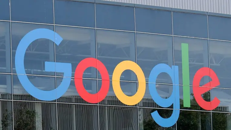 A Google amerikai informatikai cég neve a társaság anyavállalata, az Alphabet székházán, a kaliforniai Mountain Viewban (Fotó: MTI/EPA/John G. Mabanglo)