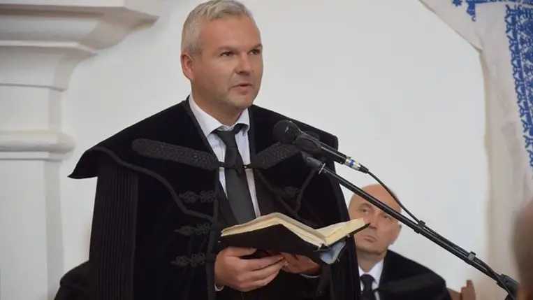 A gyermekkorról, elhívásról, családról, a lelkész közösségben betöltött szerepéről beszélgettünk Sápi Zsolt református lelkésszel.