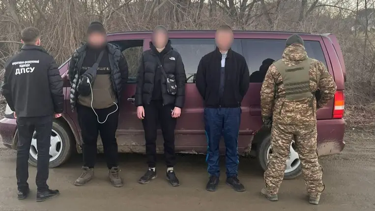 Kárpátalján letartóztattak három férfit, akik illegálisan akarták átlépni a határt. Siker esetén 8000 euróért fizettek volna az embercsempésznek. Fotó: Ukrán Állami Határőrszolgálat