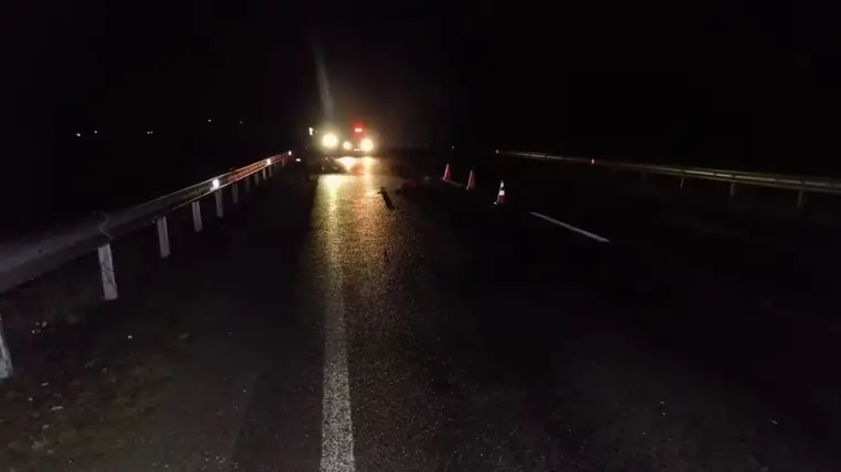 Kárpátalján egy közlekedési balesetben életét vesztette egy gyalogos nő. Két autó is elütötte a nőt, a sofőrök elmenekültek a helyszínről. Fotó: t.me/VGlagola