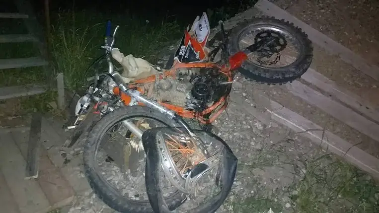 Alsószinevéren egy 17 éves motoros életét vesztette, amikor járműve összeütközött egy BMW-vel. A 15 éves utast kórházba szállították, a rendőrség eljárást indított. Fotó: Ukrán Nemzeti Rendőrség